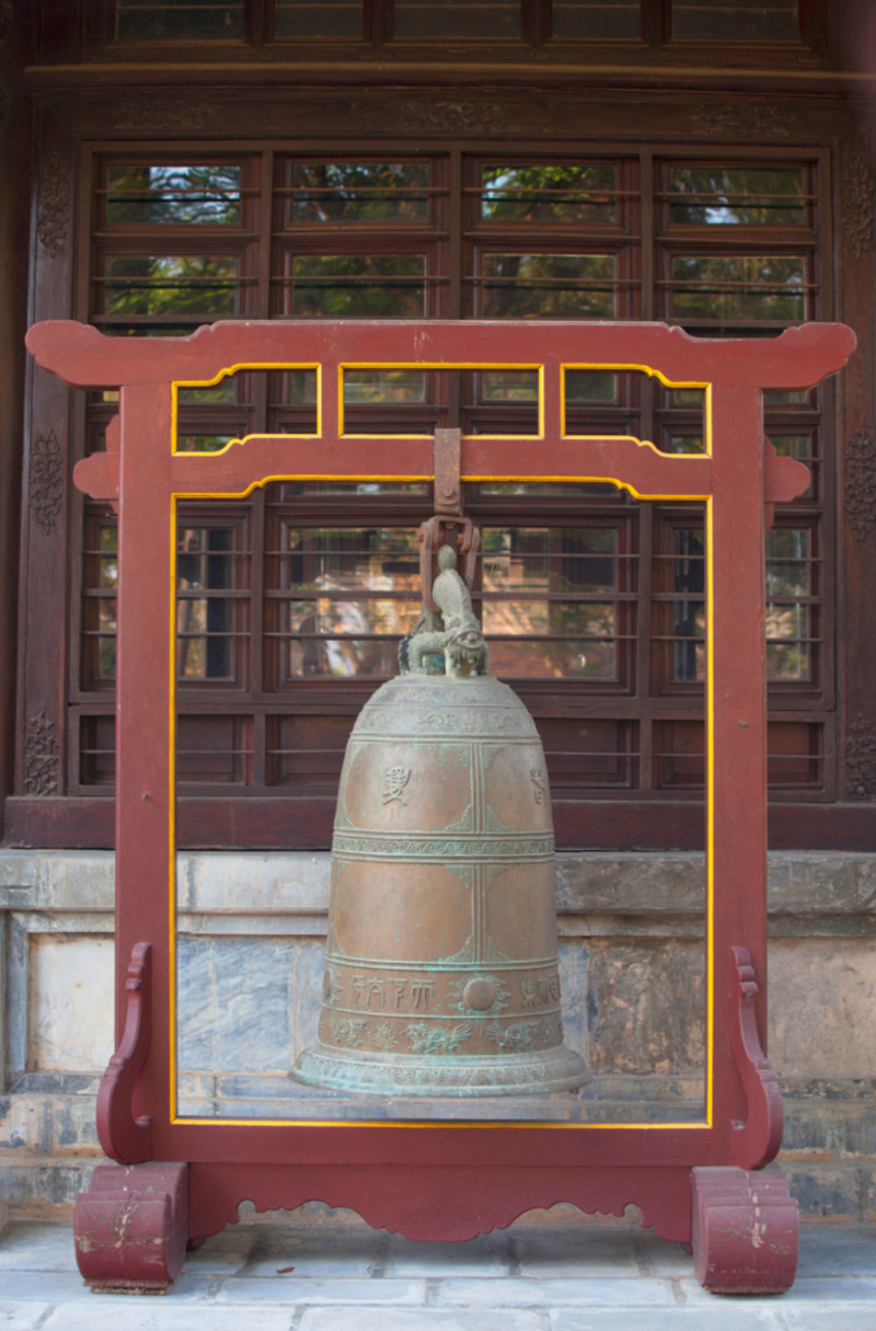 A 3,000-pound bell | Alamy Stock Photo